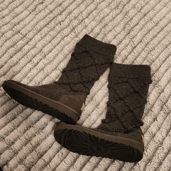 Dark gray knit UGG boots! Missing size tag, please see all measurements! - Picture 2 of 7
